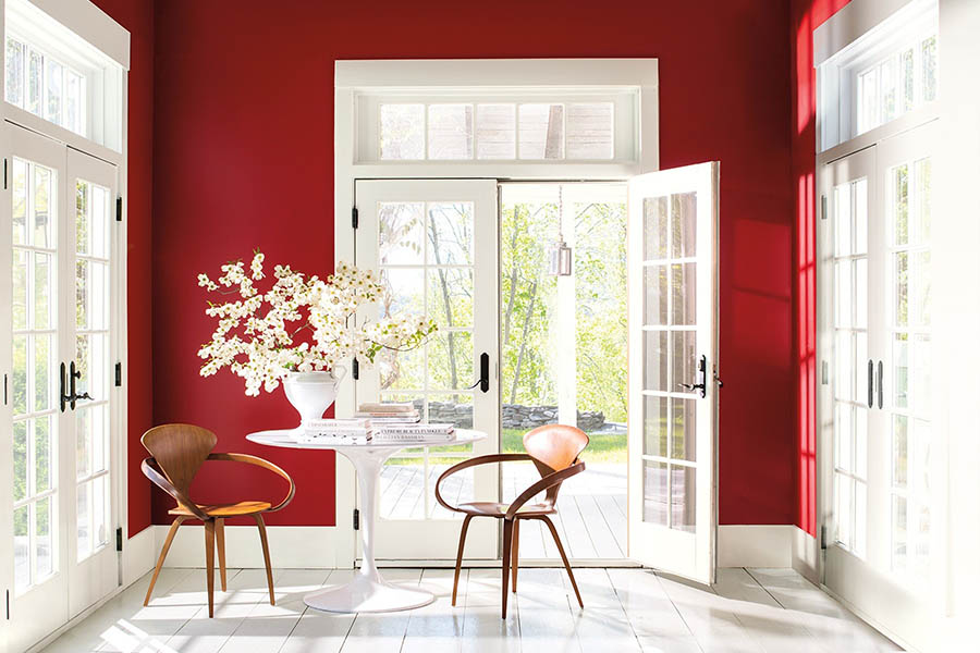 Сучасна кімната з акцентними червоними стінами та білими деталями інтер'єру