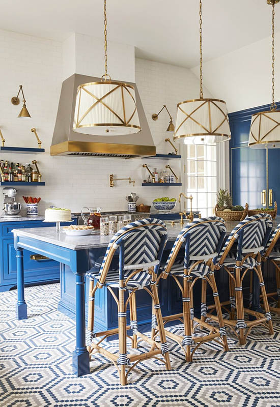 Велика кухня з множинним освітленням і яскравими елементами в інтер'єрі