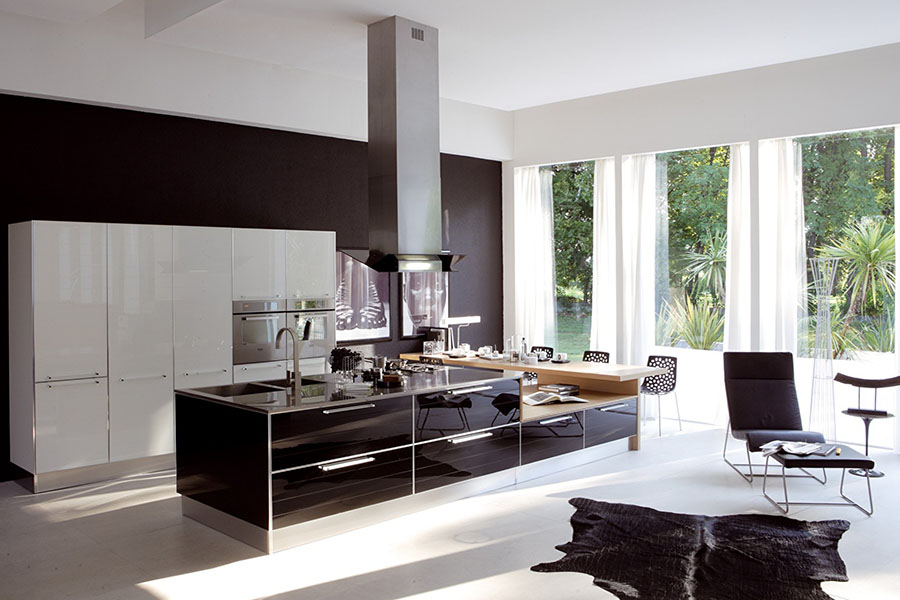 Велика кухня з панорамними вікнами та кількома обідніми зонами