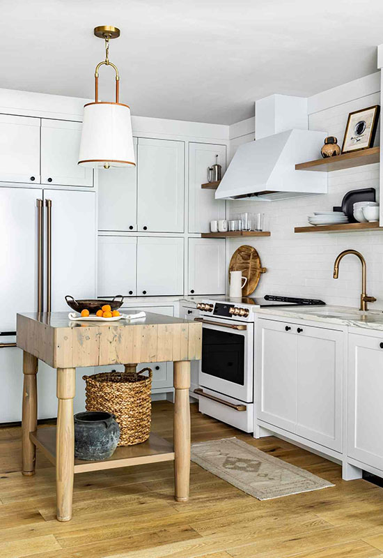 Дизайн інтер'єру маленької кухні з невеликим островом