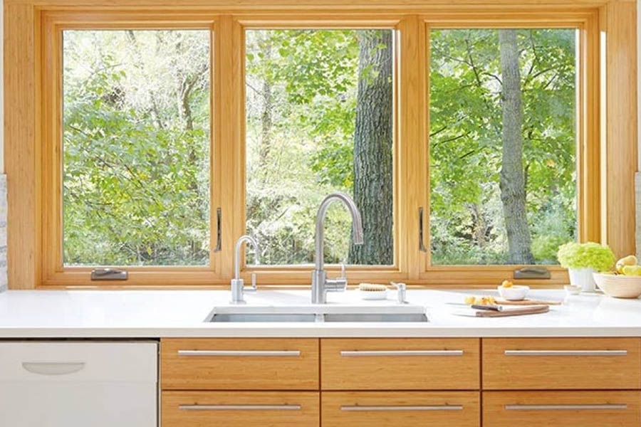 Інтер'єр кухні з великими вікнами в деревних тонах