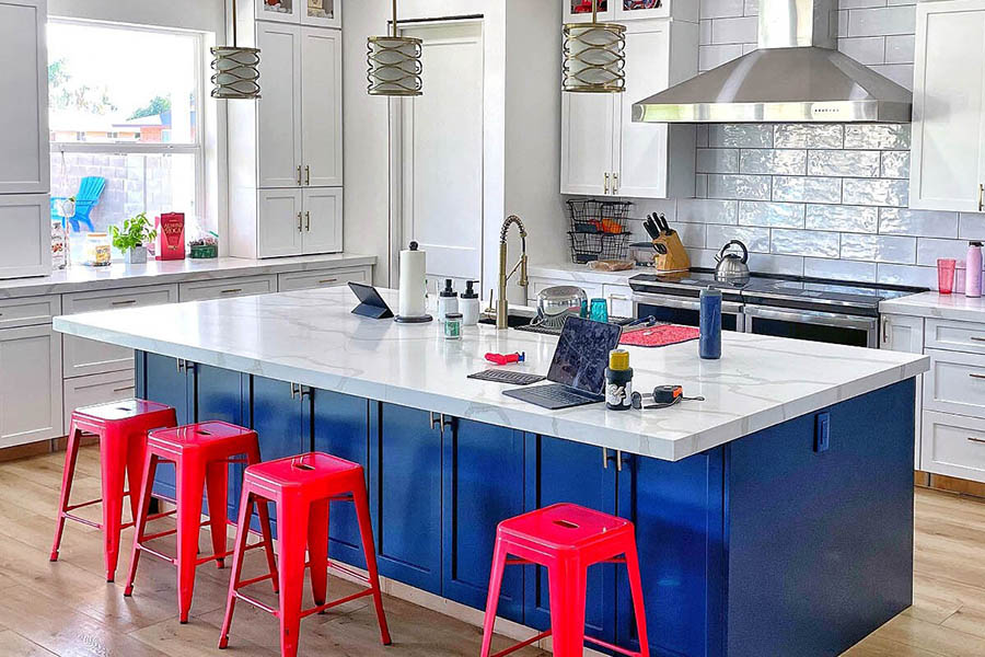 Використання яскравих акцентних кольорів у дизайні інтер'єру кухні