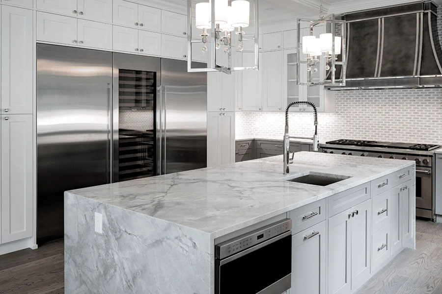 Класичний дизайн інтер'єру кухні з керамічним світлим оздобленням