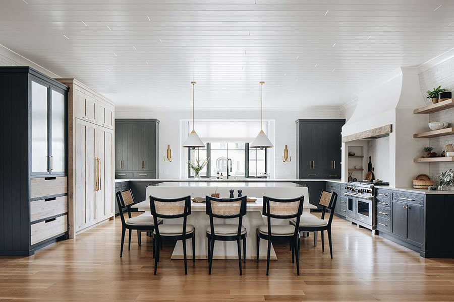 Гарний інтер'єр у великій світлій кухні