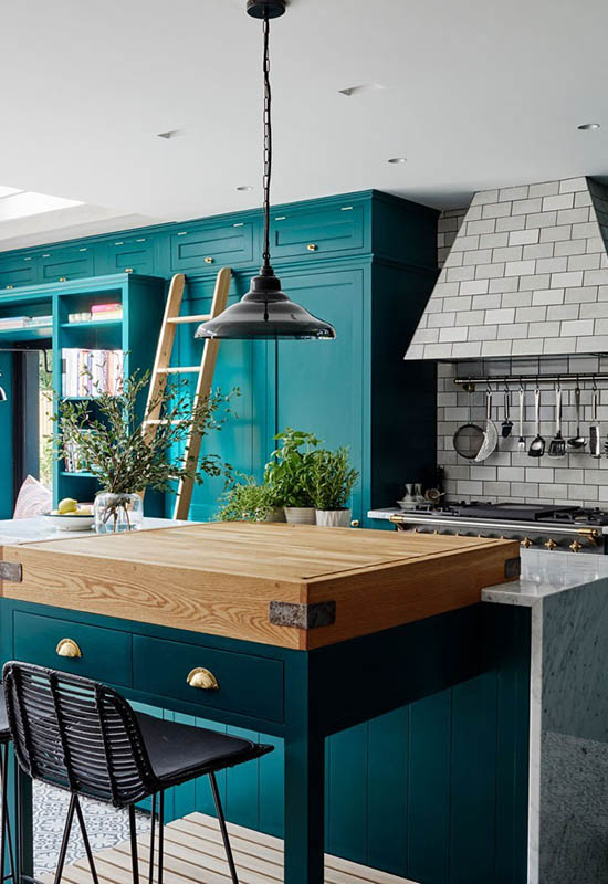 Кухня з помітними акцентними кольорами в дизайні інтер'єру