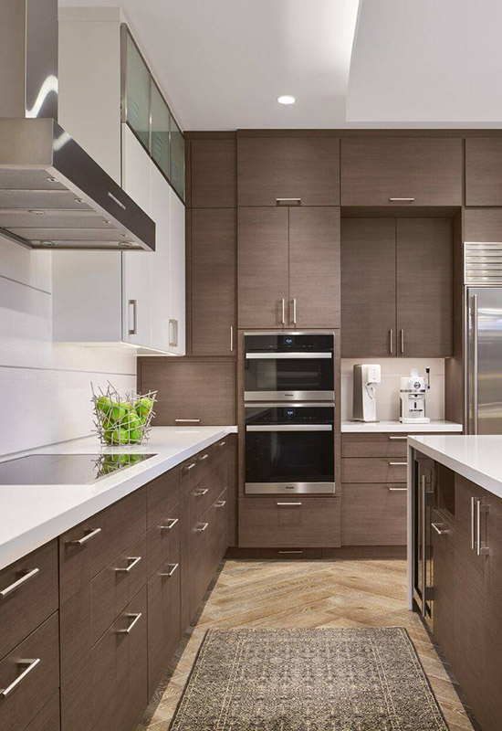 Кухня з мінімалістичним інтер'єром у коричневих кольорах
