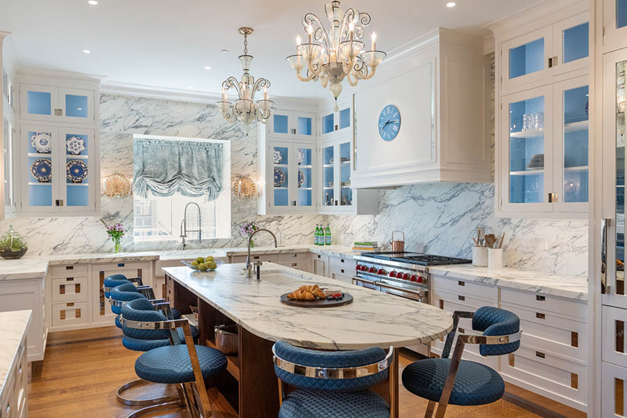Кухня в стилі прованс зі світло-бірюзовими меблями та деталями інтер'єру