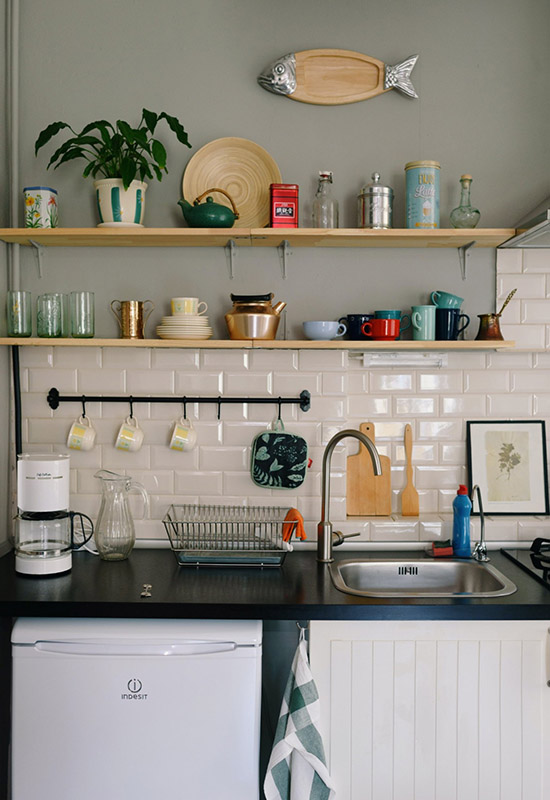 Оздоблення стіни плиткою біля робочої зони на кухні