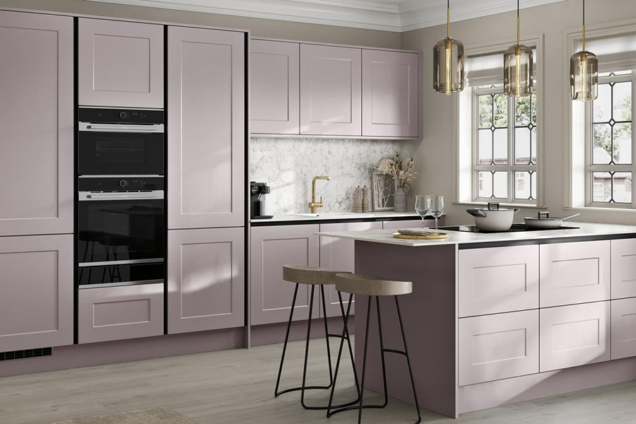 Чи підходять рожеві відтінки для оформлення інтер'єру кухні