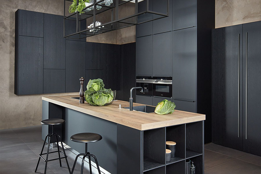 Приклад гармонійного інтер'єру кухні в стилі лофт у темних відтінках