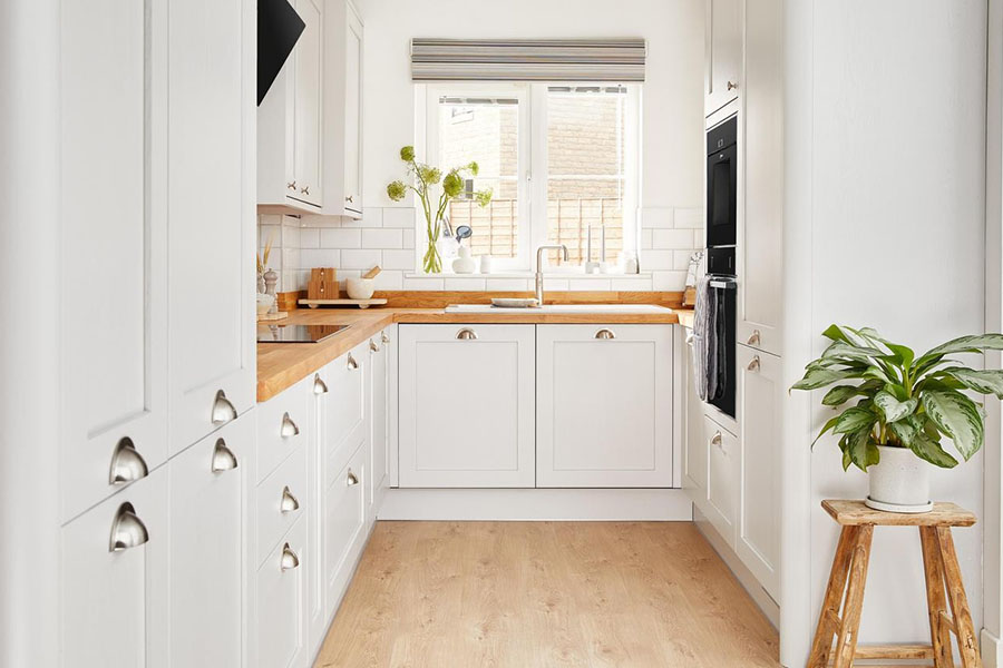 Приклад облаштування робочої зони та інтер'єру на невеликій кухні