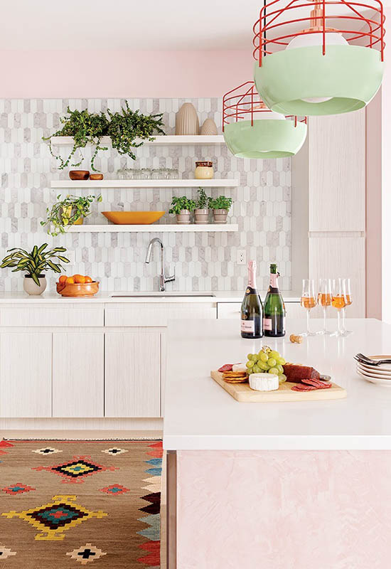 Приклад оформлення інтер'єру кухні з використанням яскравих відтінків