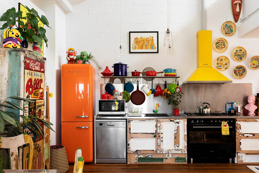 Приклад оформлення інтер'єру кухні в яскравих помітних кольорах