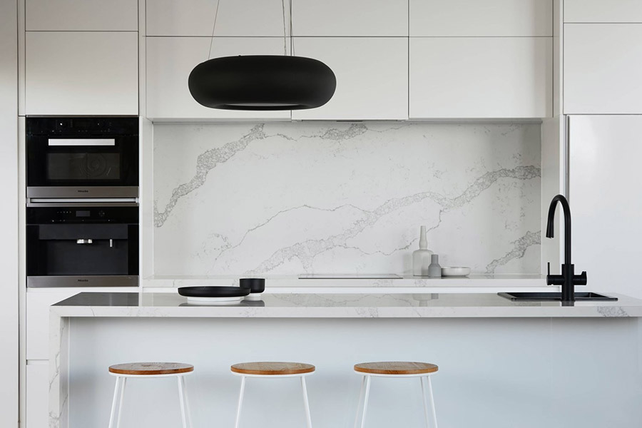 Приклад просторої кухні з мінімалістичним світлим дизайном інтер'єру