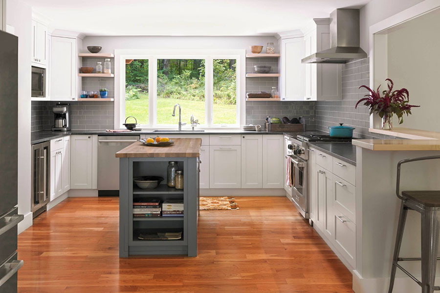 Простора кухня з островом і великим вікном