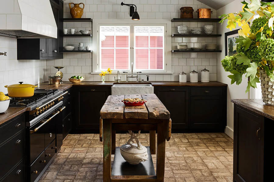 Реальний приклад інтер'єру просторої кухні в стилі прованс