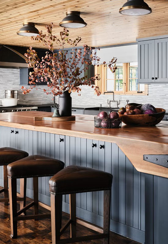 Реальний приклад кухні з невисокими стелями й акцентними кольорами в деревному стилі