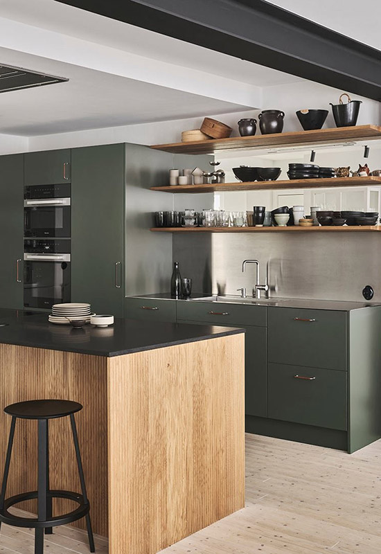Сучасний дизайн інтер'єру кухні з акцентним зеленим відтінком