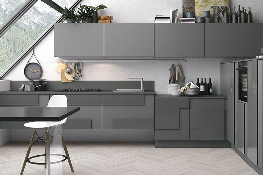 Сучасний дизайн інтер'єру кухні в сірих відтінках