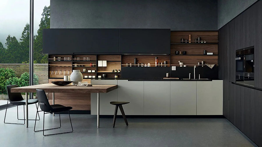 Сучасний інтер'єр кутової кухні з великими панорамними вікнами