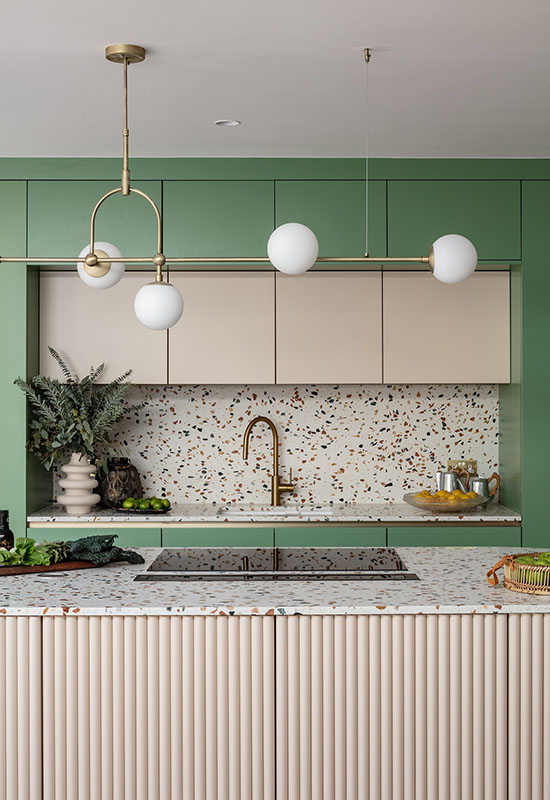 Затишна кухня з гармонійним поєднанням кольорів в інтер'єрі