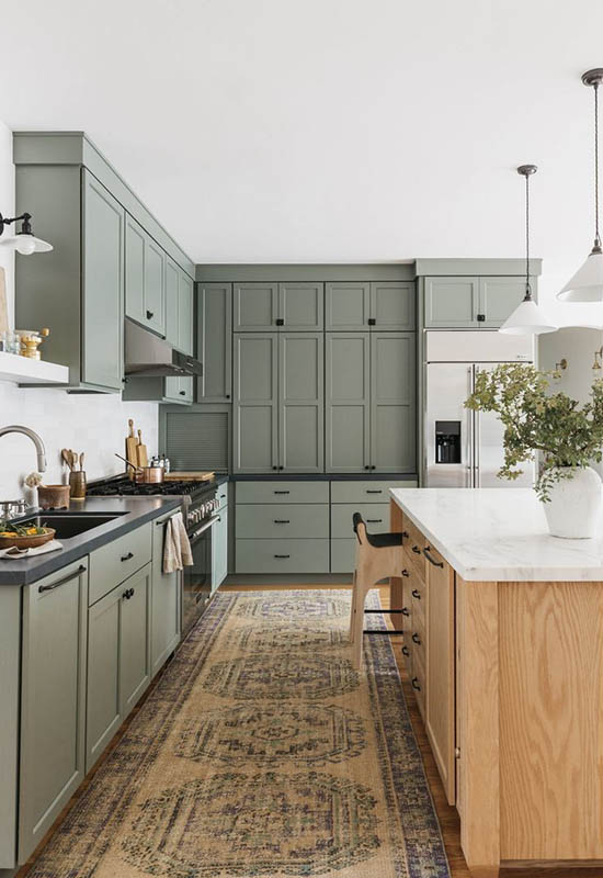 Затишна кухня з інтер'єром у зелених відтінках