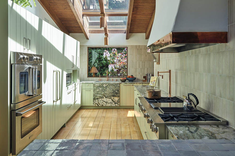 Інтер'єр кухні з П-подібною робочою зоною і панорамною стелею