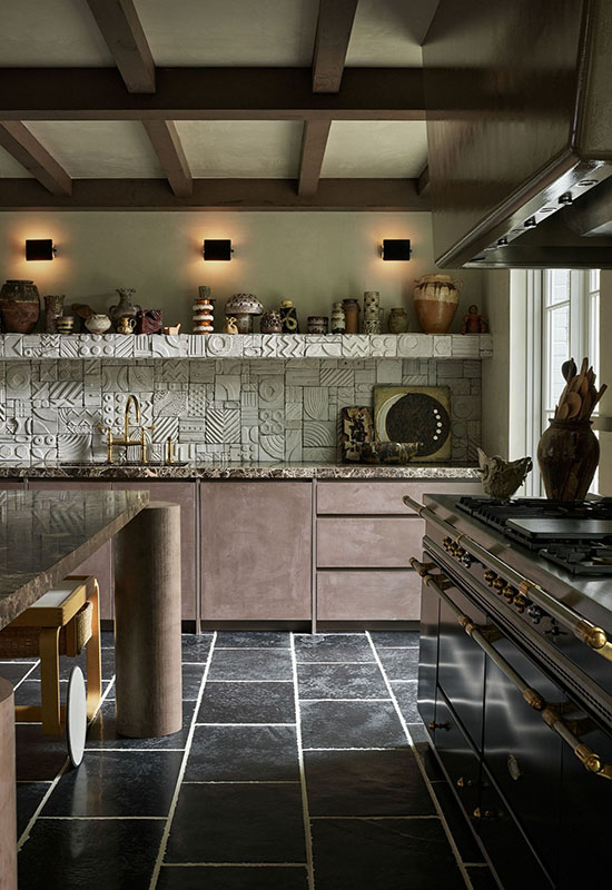 Простора кухня з темною керамічною плиткою на підлозі