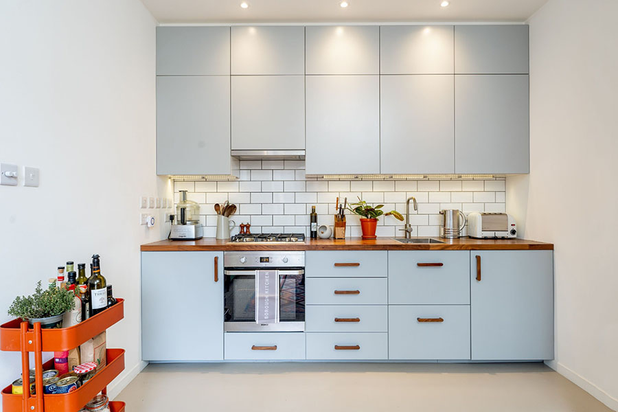 Спокійні відтінки меблів та інтер'єру в сучасній кухні