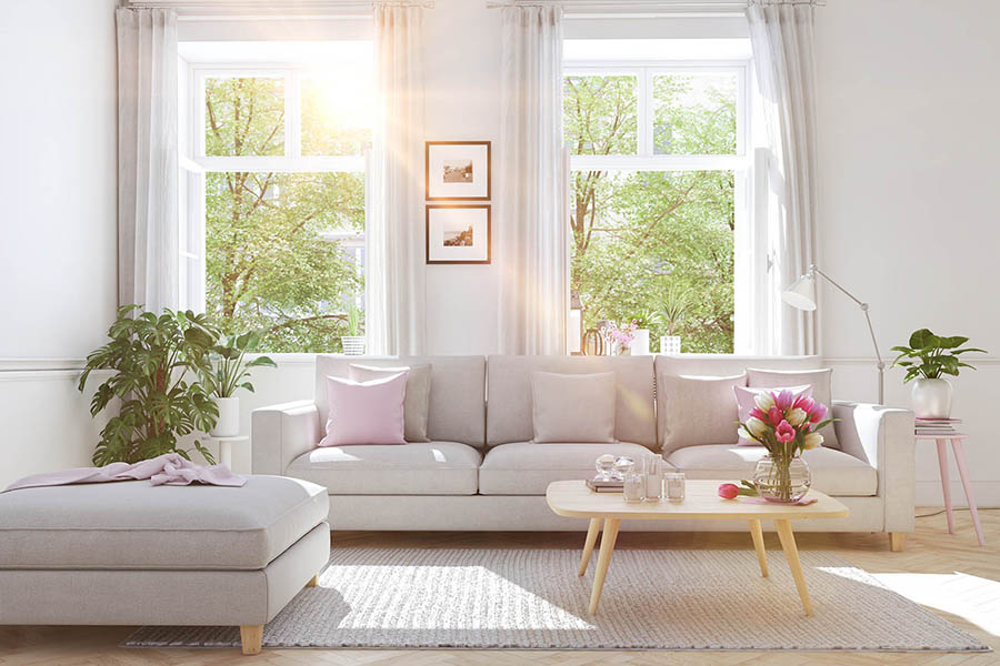 Добре освітлена кімната зі зручним розташуванням меблів