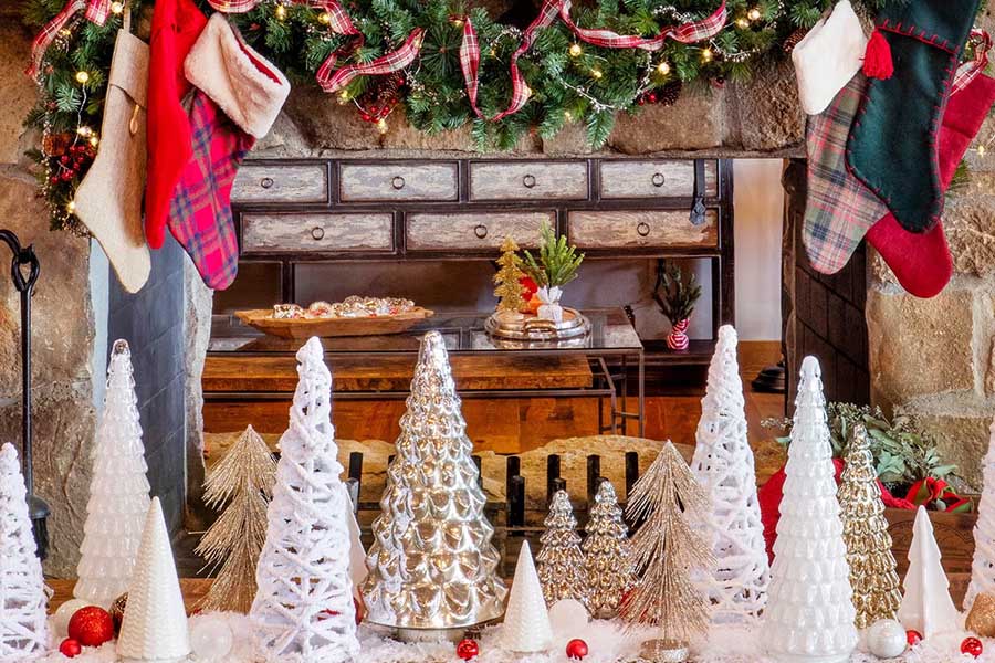 Декорування будинку святковими композиціями до Нового Року Дерев'яної Змії