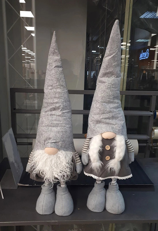 Декорування кімнати високими новорічними іграшками та тематичними прикрасами