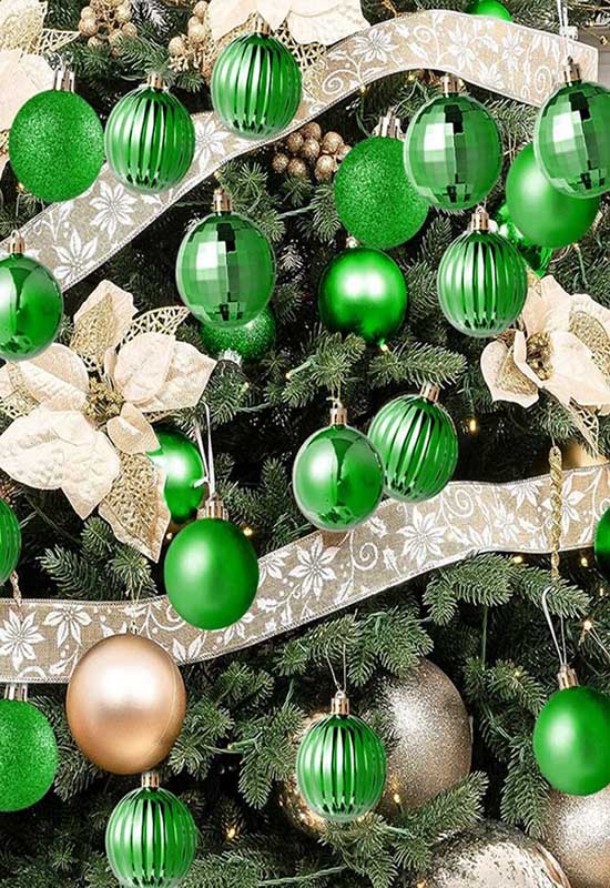 Використання класичних іграшок для прикрашання ялинки в рік Зеленої Дерев'яної Змії