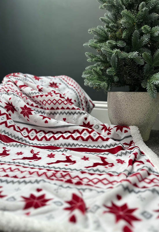 Використання пледа з новорічним принтом для прикрашання кімнати до Нового Року Змії