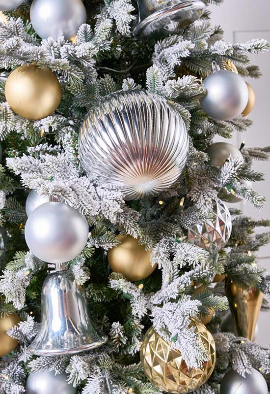 Які іграшки краще повісити на новорічну ялинку в рік Зеленої Дерев'яної Змії