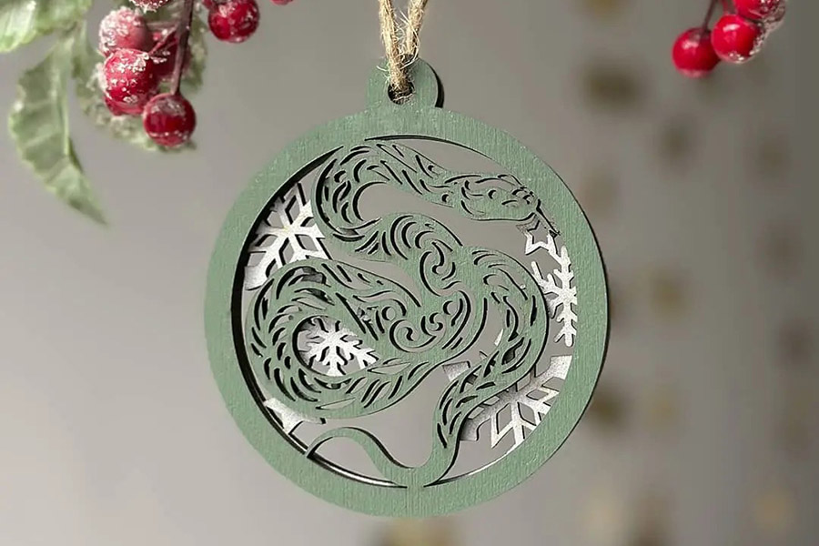 Незвичайні прикраси із зображенням змії для новорічної ялинки