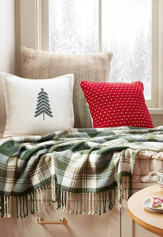 Новорічні пледи і подушки як святковий декор кімнати