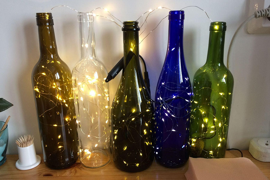 Оригінальна гірлянда в пляшці в якості новорічної прикраси