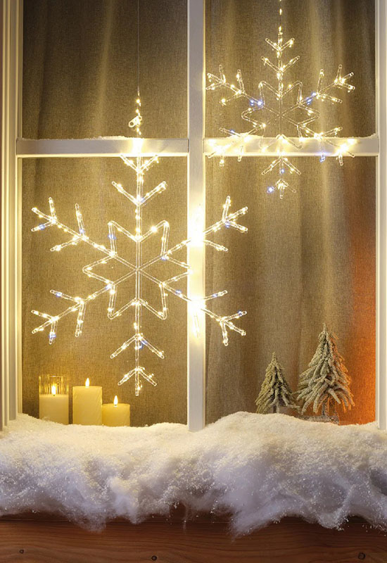 Приклад красивого новорічного декору вікна та підвіконня до свят