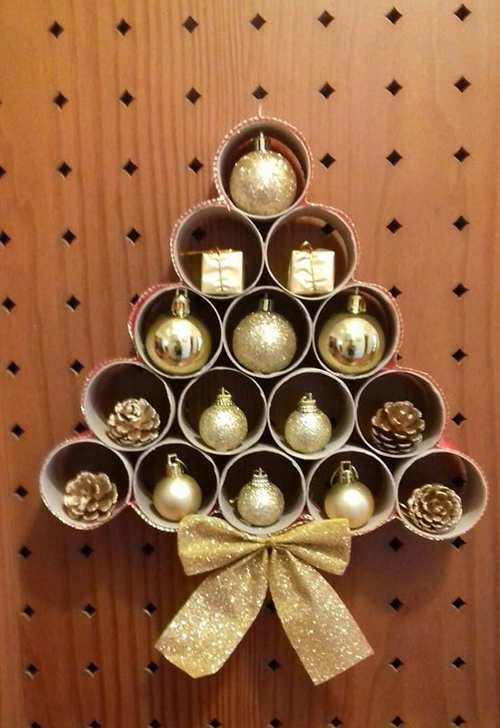 Приклад рукодільної ялинки в золотистих відтінках із паперових втулок