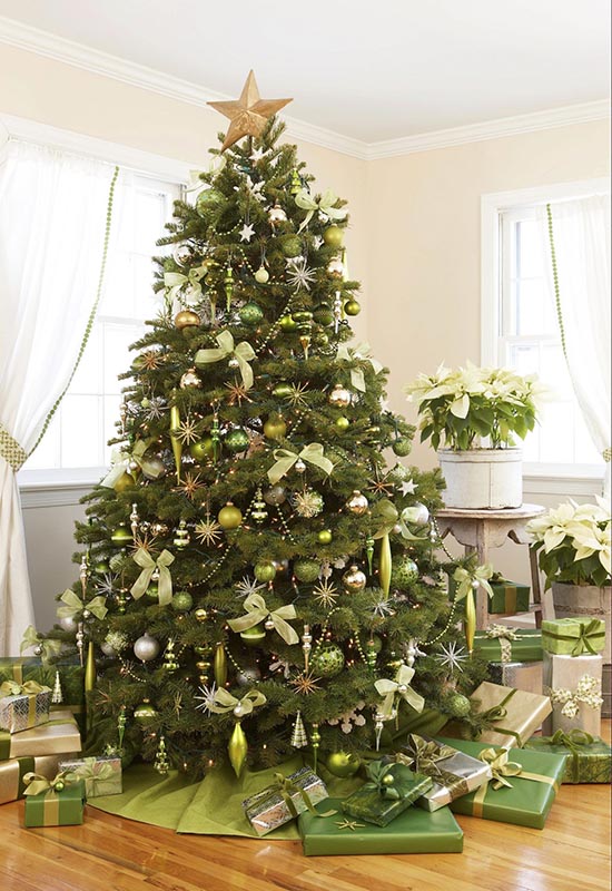 Прикрашання ялинки в зелених тонах до Нового Року Змії