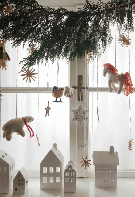 Декорирование окон с помощью новогодних игрушек