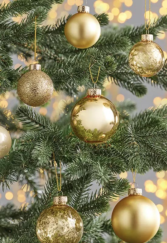 Как красиво украсить новогоднюю елку золотистыми шарами