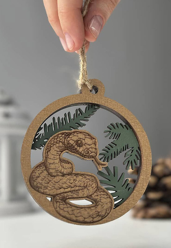 Коричневые новогодние украшения для елки в год Зеленой Деревянной Змеи