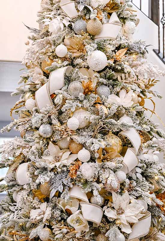 Красивая новогодняя елка с множеством серебристых игрушек и украшений