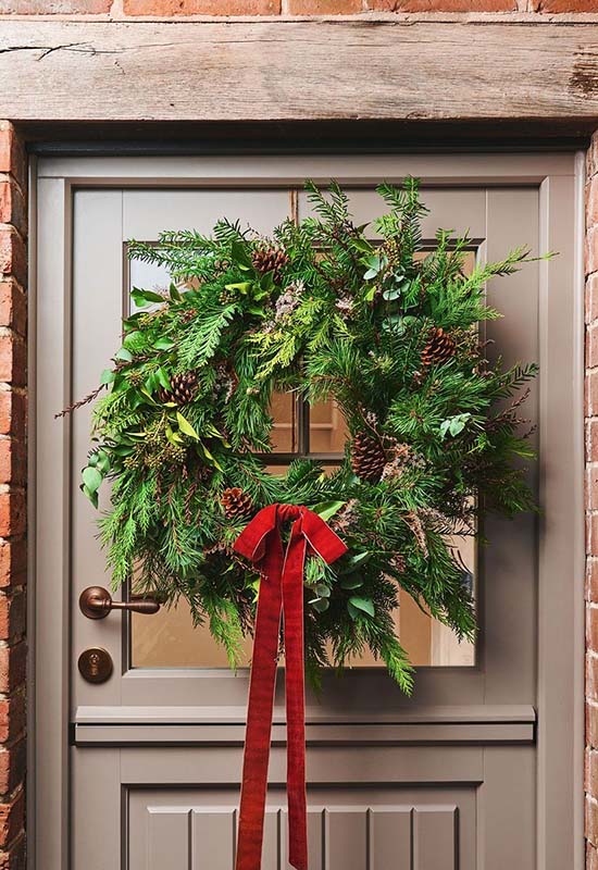 Красивый новогодний венок на дверях