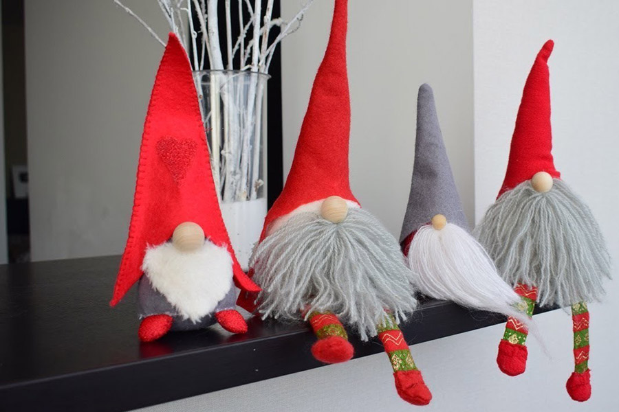 М'які рукодільні гноми як прикраси до Нового Року