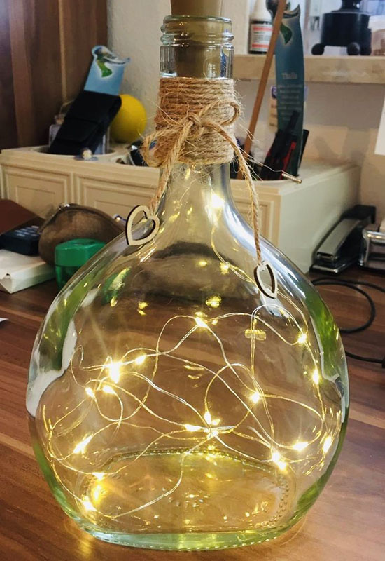Новогодний светильник из стеклянной бутылки и гирлянды
