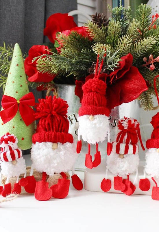 Новогодние украшения в виде рукодельных гномов из подручных материалов