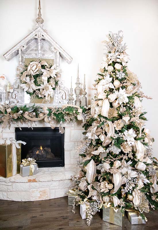 Приклад гармонійного декорування новорічної ялинки в стиль інтер'єру кімнати